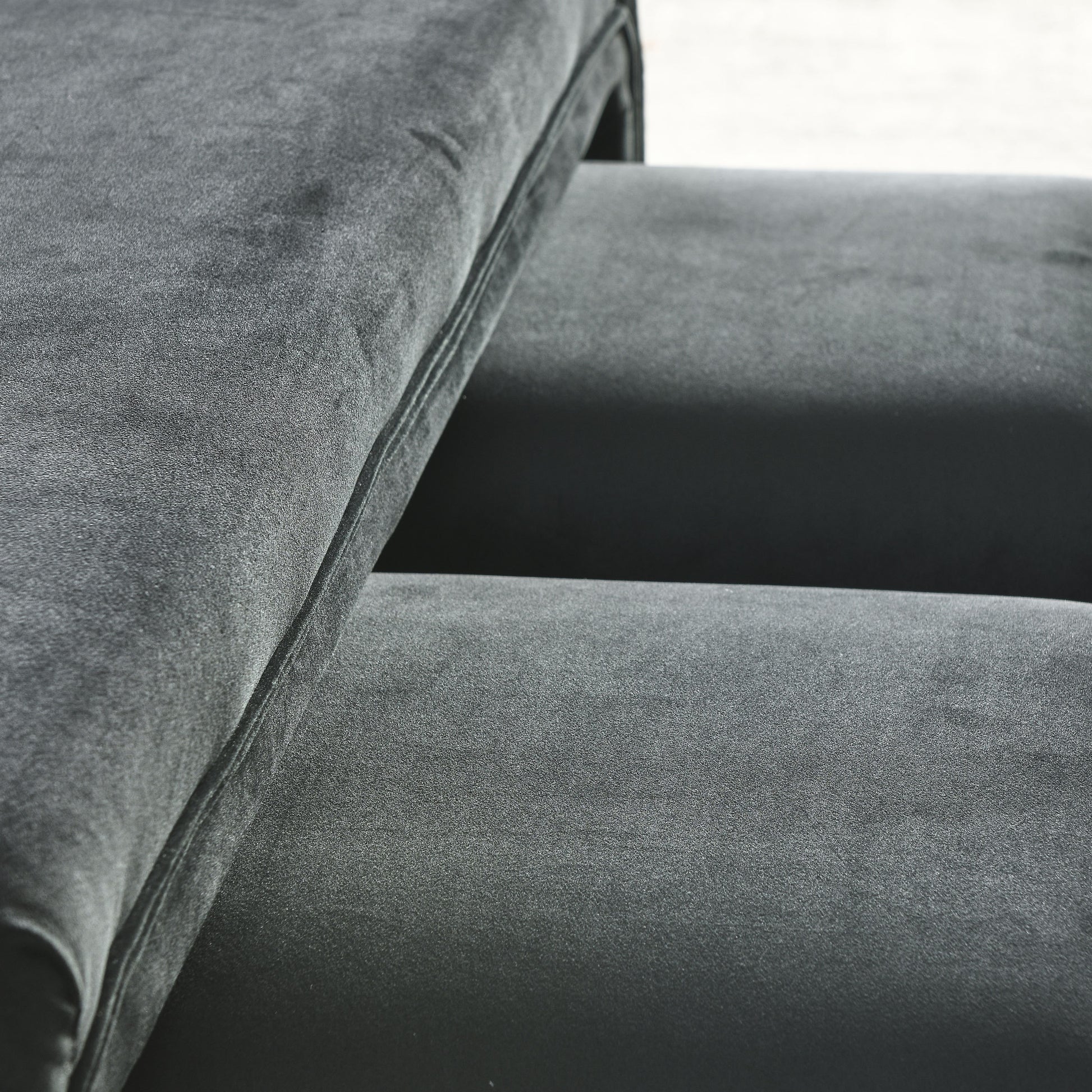 Video Welike 46" W Modern Contemporary Upholstered black-polyester-velvet